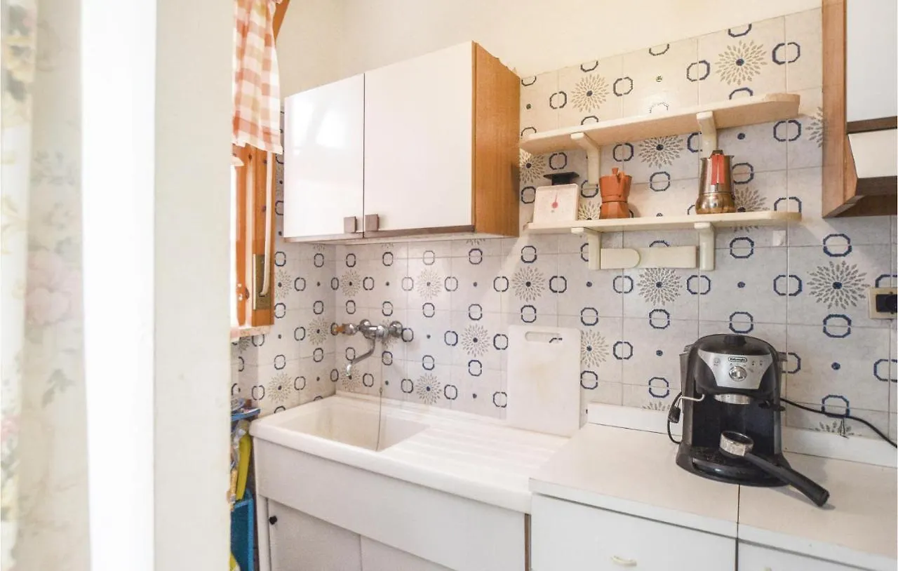 1 Bedroom Stunning Apartment In 폴로니카 이탈리아